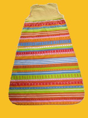 Bunter Kinderschlafsack mit seitlichem Rei�verschluss und Druckkn�pfen an den Tr�gern. Nicht zu warm und daher f�r Fr�hling und Sommer geeignet.
