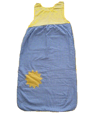 Leichter Kinderschlafsack im Karomuster mit Sonnenapplikation. Das Kind ist besonders leicht in diesen Schlafsack zu legen, da sich der seitliche Rei�verschluss bis zum Fu�teil �ffnen l�sst. So kann der Schlafsack auch als Krabbeldecke oder Wickelunterlage verwendet werden.