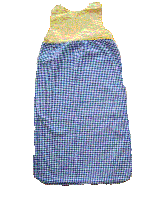 Leichter Kinderschlafsack im Karomuster mit Sonnenapplikation. Das Kind ist besonders leicht in diesen Schlafsack zu legen, da sich der seitliche Rei�verschluss bis zum Fu�teil �ffnen l�sst. So kann der Schlafsack auch als Krabbeldecke oder Wickelunterlage verwendet werden.