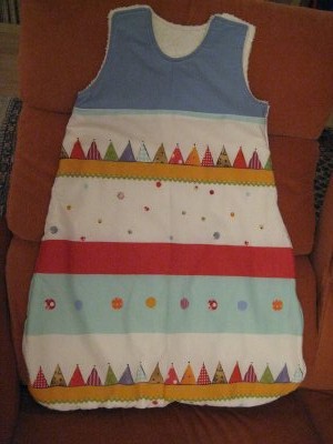 Babyschlafsack mit farbenfrohen Motiven, kuschlig warmer F�llung, seitlichem Rei�verschluss zum �ffnen.