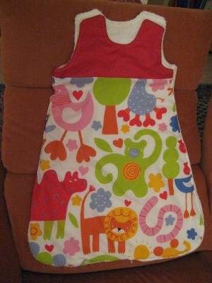 Babyschlafsack mit farbenfrohen Motiven, kuschlig warmer F�llung, seitlichem Rei�verschluss zum �ffnen.