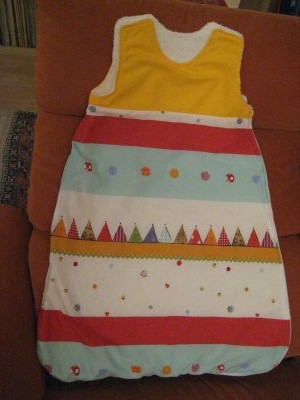 Babyschlafsack mit farbenfrohen Motiven, kuschlig warmer F�llung, seitlichem Rei�verschluss zum �ffnen.