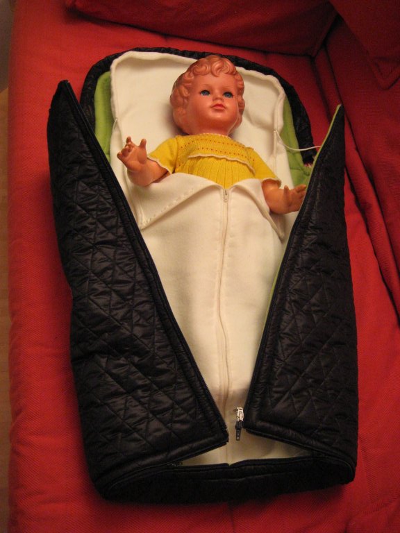 Kinderwagen Fußsack mit wärmendem Innensack komplett zu öffnen; Lieferung erfolgt ohne Puppe
Kinderwagen Fußsack mit wärmendem Innensack komplett zu öffnen; Lieferung erfolgt ohne Puppe
