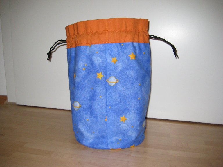 
	Erz&auml;hls&auml;ckche, aus blauem Stoff, Beispiel mit Sternen,mit stabiler Kordel zum zuziehen
	
