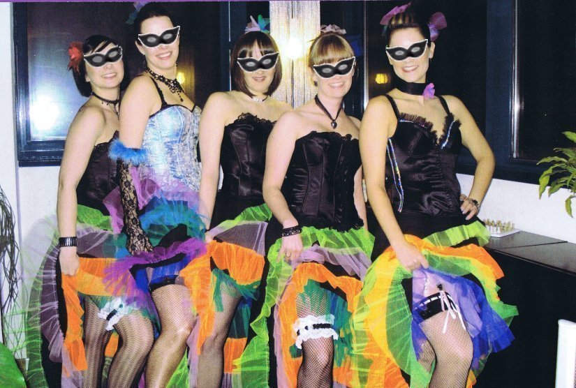 
	Cancan Kost&uuml;me f&uuml;r Tanzgruppen
